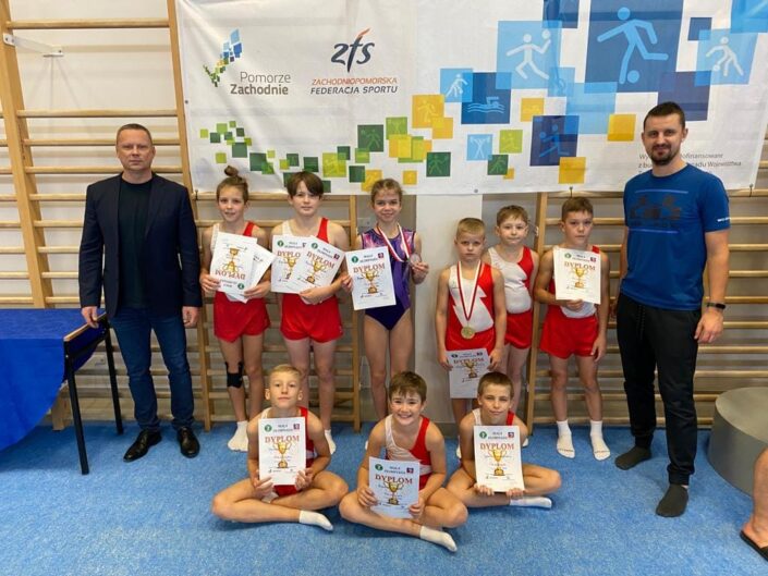 Nina Karpińska i Aleksander Słodkowski z medalami Małej Olimpiady